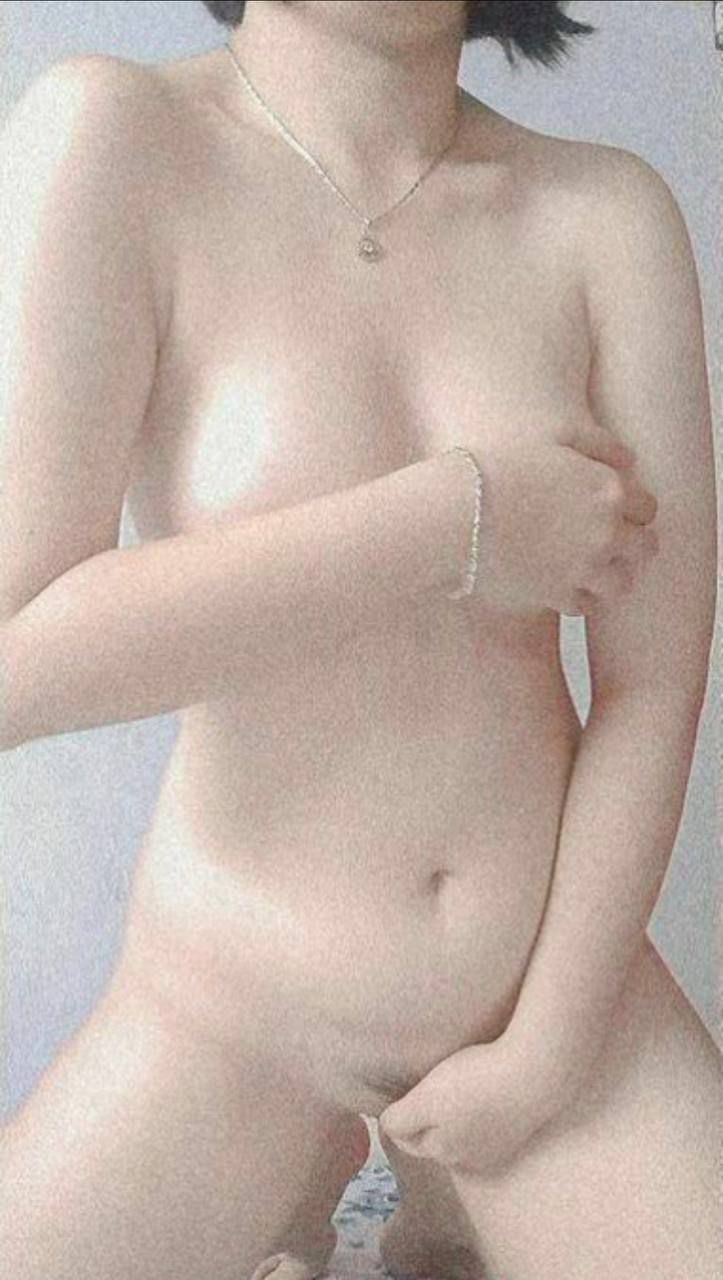 Cô gái trẻ quyến rũ đánh nhau với gã đàn ông đeo mặt nạ! Đôi chân đẹp trong đôi tất đen, hãy đưa ngực ra và mút chúng! Cưỡi máy đóng cọc, địt con mèo và làm nó rỉ ra chất dịch trắng